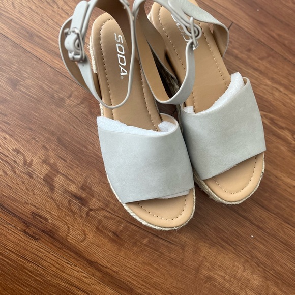 SODA Women's Gray Sandals Size 6 NEW - Picture 6 of 6